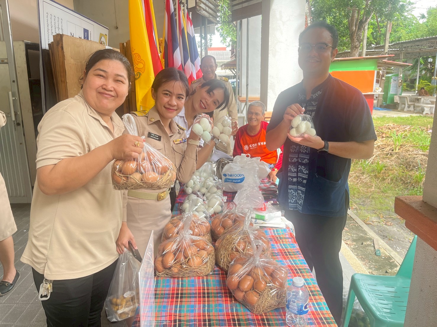 ?พช.ลาดบัวหลวง จัดตลาดนัดคนไทยยิ้มได้สร้างรายได้ให้ชุมชน